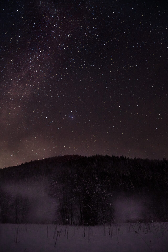 Sternenhimmel im Winter über Barmsee, Bayern, Deutschland