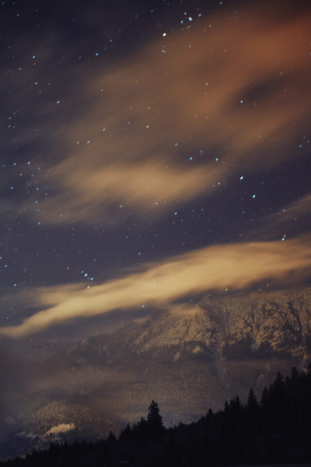Sternenhimmel im Winter über Barmsee, Bayern, Deutschland